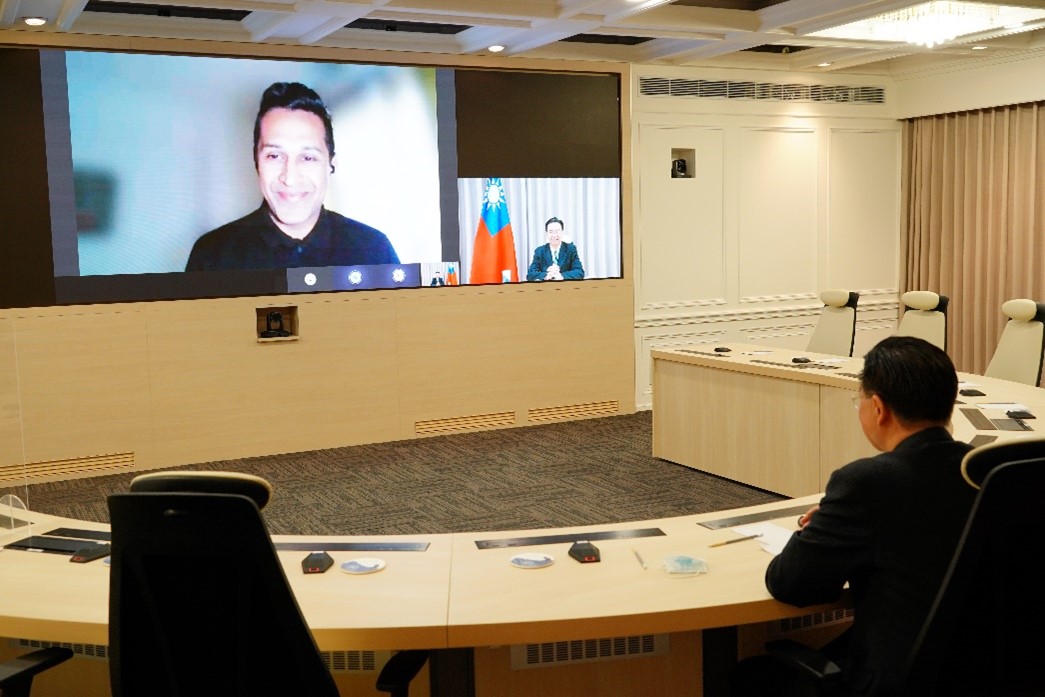 吳部長接受印度CNN新聞主播Anand Narasimhan視訊專訪。 圖:外交部