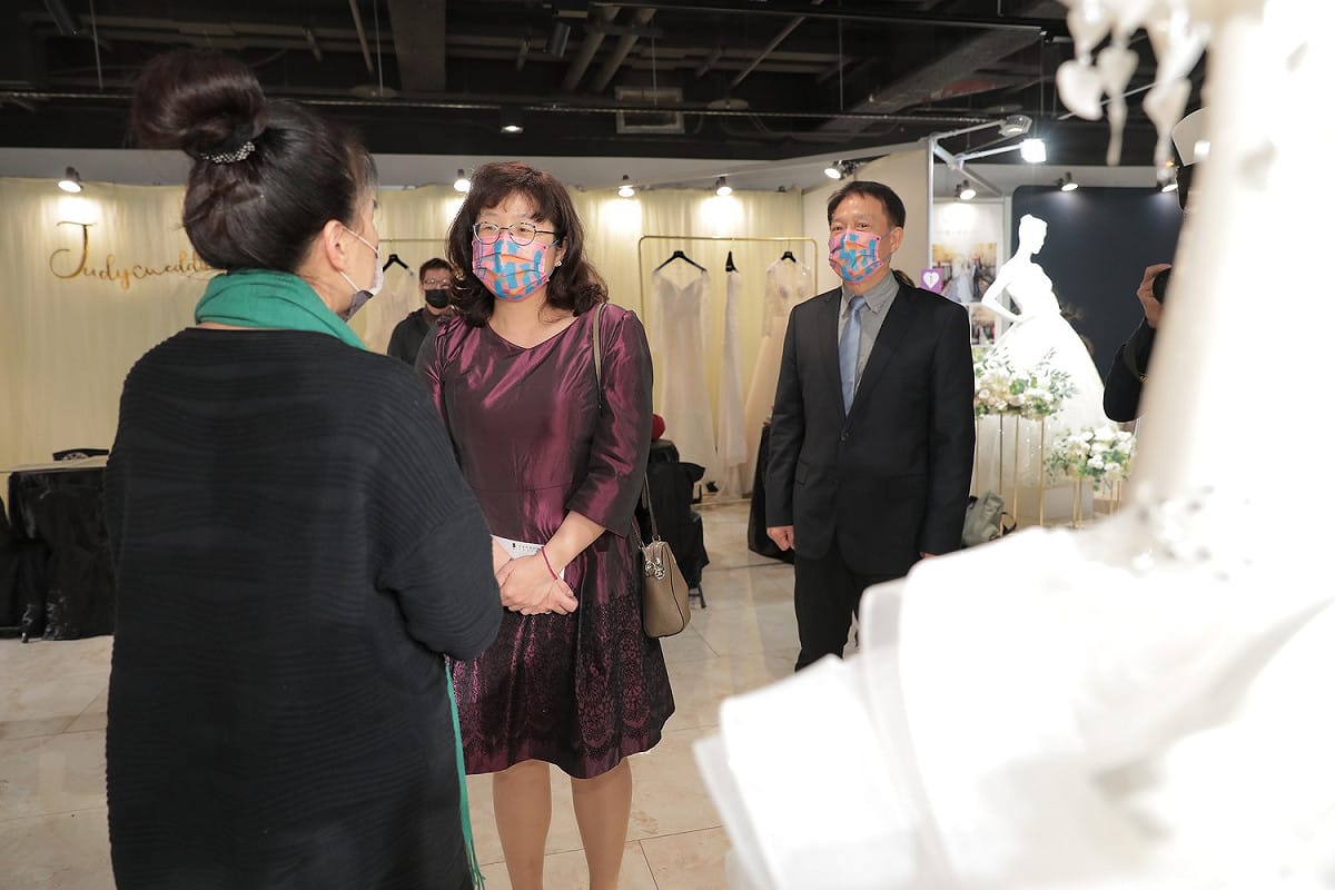 新北市經發局長何怡明巡視攤位，祝大家創造佳績。 圖：新北市經發局提供