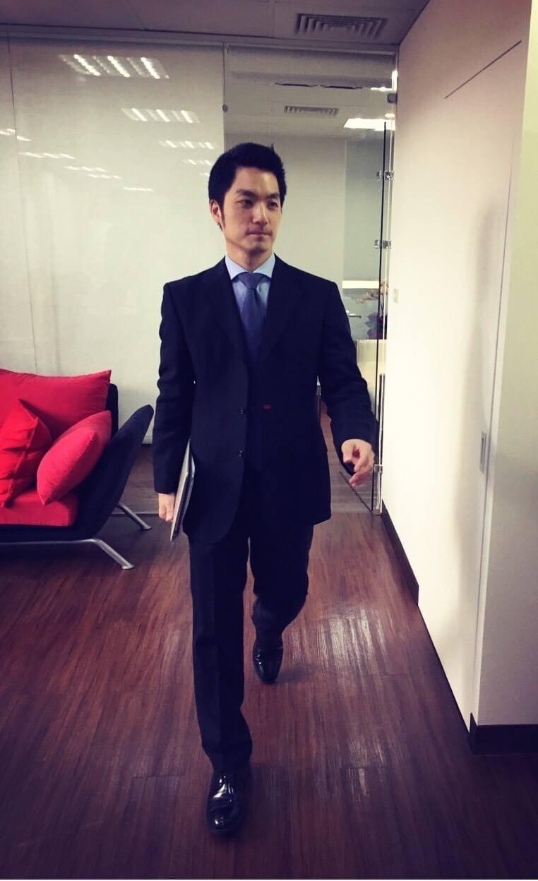 蔣萬安今（12）日於臉書上跟風近期在各大社群媒體上掀起熱潮的「敢不敢放上至少五年前的自己」挑戰，並大方曬上自己於 2016 年就任立委後，即將進行總質詢前的模樣。 圖：擷取自蔣萬安臉書