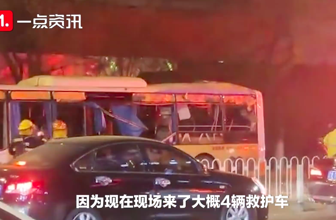 中國瀋陽市一輛公車12日傍晚近6時突然爆炸。 圖：翻攝自沸點視頻的微博