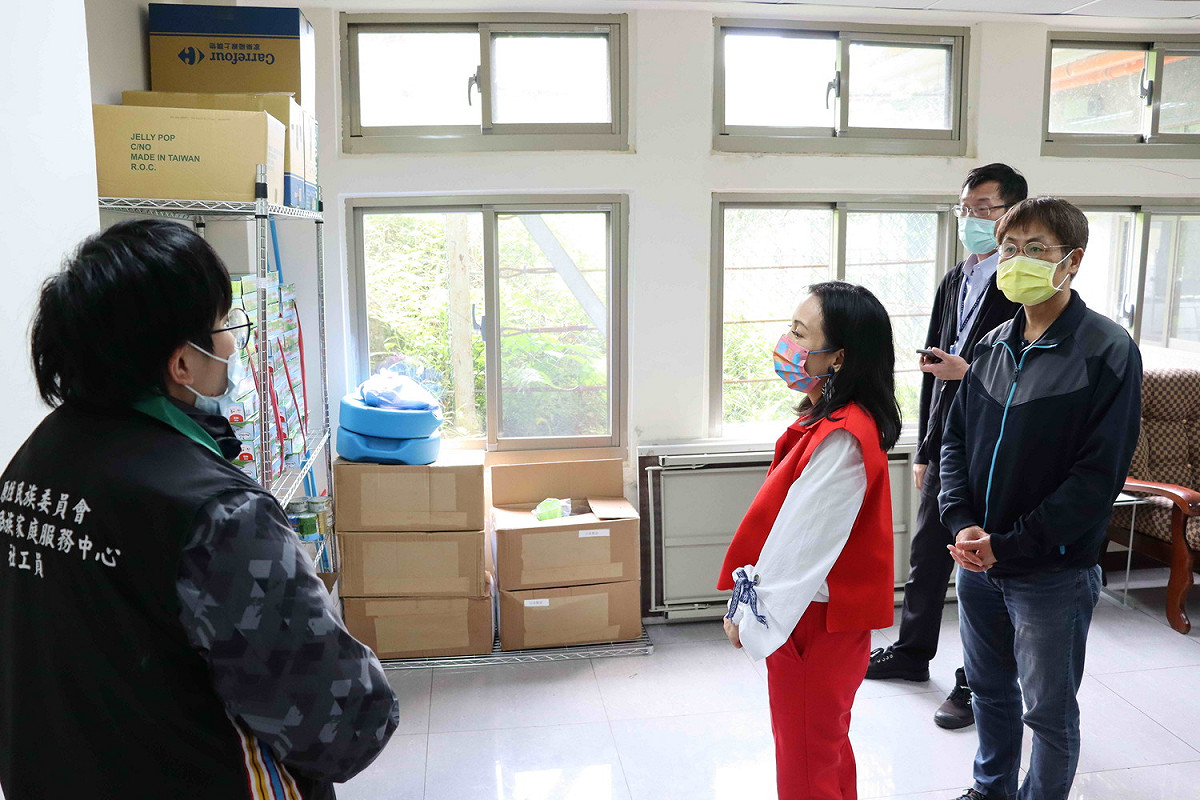 原民局長羅美菁（右三）訪視烏來區原家中心，了解相關業務推動情形。 圖：新北市政府原民局提供