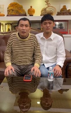 民眾黨王冠鈞12日晚間以直播方式說明妨害自由前科案，並找來當年被害人的父親現身說法。 圖：取自王冠鈞臉書