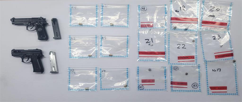 警方起獲2把改造手槍與數枚彈殼等證物。 圖：翻攝照片。