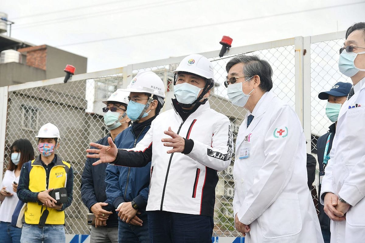 輔大醫院增設急診專用便道，侯友宜今天前往視察。 圖：新北市政府提供