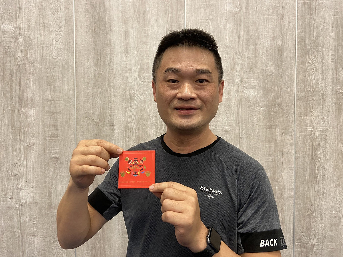 鄭伯其表示，新春小紅包原本規劃宮廟走春時發放給鄉親朋友，因疫情升溫取消，轉而將小紅包發給幼兒園小朋友，而且自前年開始就如此執行，是防疫保護民眾，又給小朋友祝福的良好安排。 國民黨台中市黨部/提供