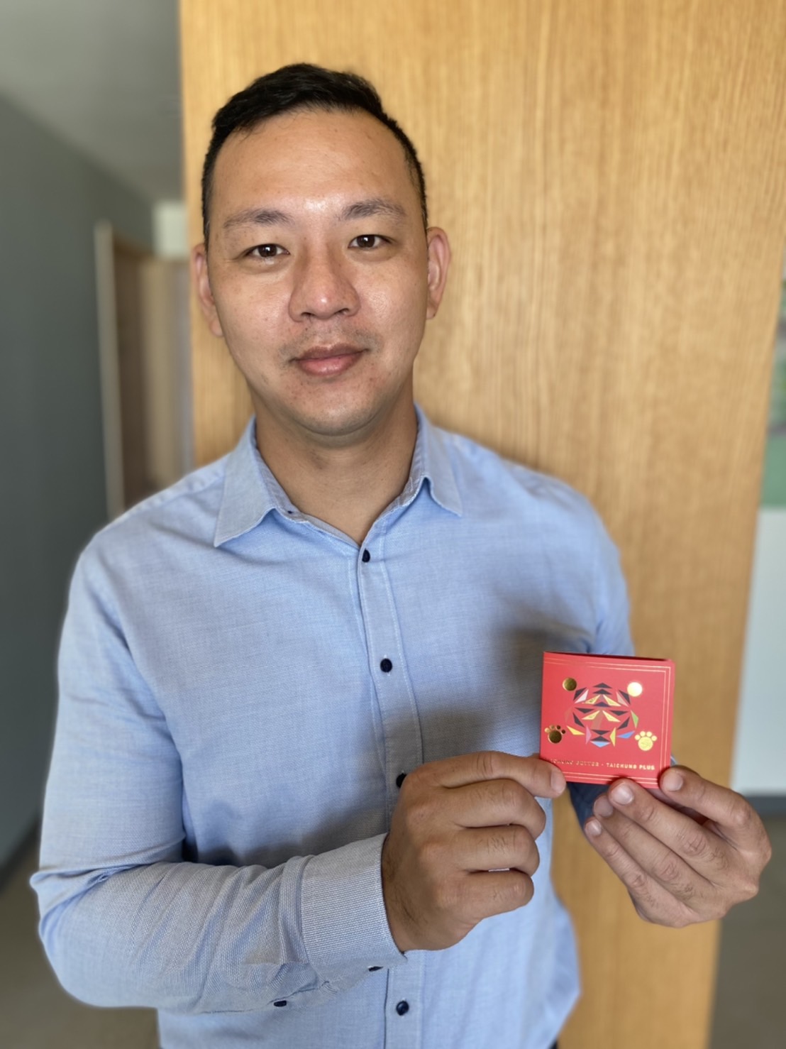 國民黨台中市黨部發言人涂力旋提到，市長把紅包給小朋友本是要讓孩子討個喜氣，而營養午餐的預算早就編列完成，綠營最愛亂置，扭曲抹黑還不做功課，連議員的基本功都沒有。 國民黨台中市黨部/提供
