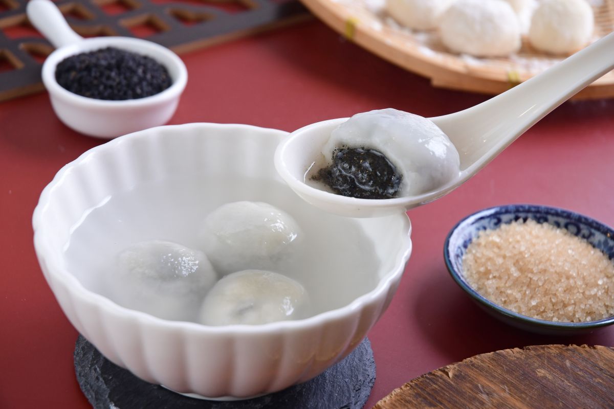 ▲元宵節吃湯圓，「你是芝麻派還是花生派」每年都吵不停！《Social Lab社群實驗室》依三個月內的網路聲量表現，曝光「包餡湯圓網友熱議口味Top 10」排行榜。 圖／OKmart提供