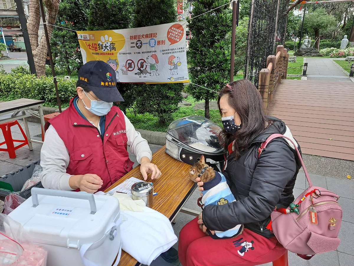 新北動保處於接雲寺提供狂犬疫苗注射及寵物晶片登記。 圖：新北市動保處提供