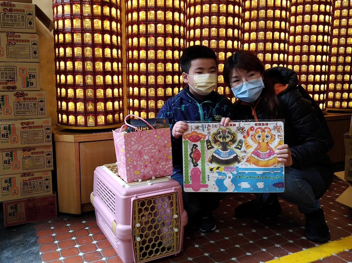 民眾現場認養貓咪、點光明燈，平安健康一整年。 圖：新北市動保處提供