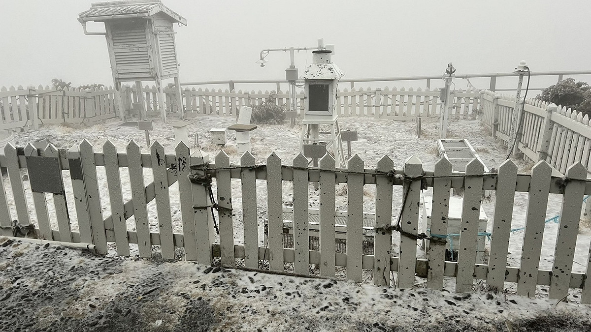玉山早晨下雪，積雪0.7公分。 圖：中央氣象局／提供