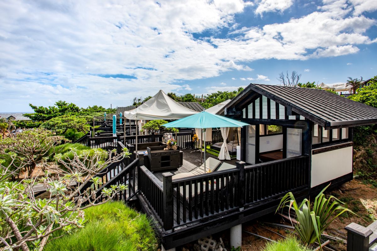 「豪華露營Glamping」5大推薦，住進「貓鼻頭露營莊園」睡在國家公園的珊瑚礁岩上，在華麗的萊姆酒吧裡喝調酒；連周杰倫和賈靜雯都造訪的「野漾莊園」，觀賞露天電影院、品嚐牛排；潔癖困擾者的天堂「拉波波村」，擁有大坪數獨立衛浴的高級神殿帳。 圖／貓鼻頭露營莊園提供
