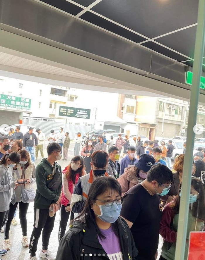 鳳梨飲料店人潮多。 圖：翻攝自鳳梨IG