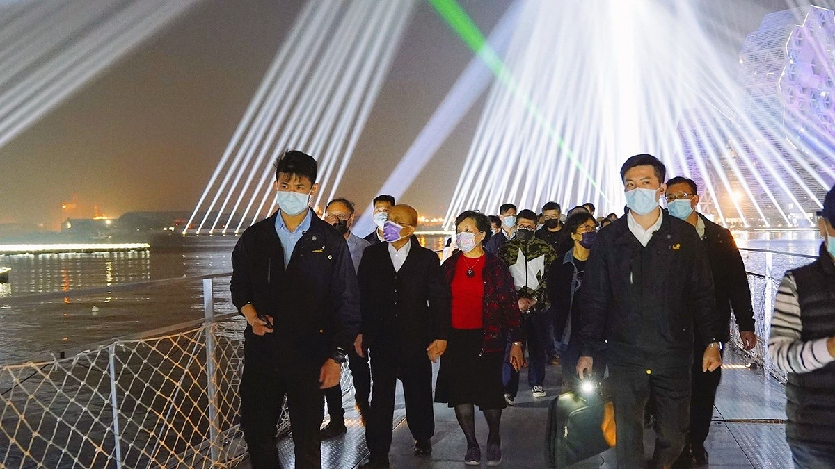 行政院長蘇貞昌與夫人詹秀齡12日逛台灣燈會。 圖：高雄市觀光局提供