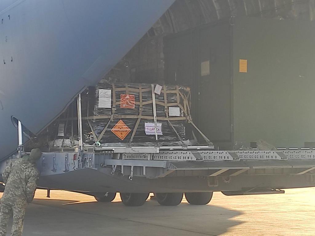 立陶宛13日空運一批刺針防空飛彈（Stinger）與軍火給烏克蘭。 圖:擷取自Oleksii Reznikov推特