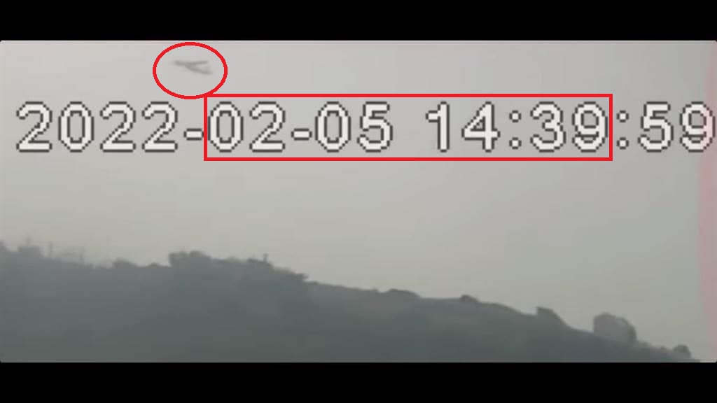 大年初五下午14時39分，東引民眾住家頂樓監視器拍到不明飛行器低飛穿越東引南澳上空往東飛行。 圖：民眾監視器影像截圖（資料照）