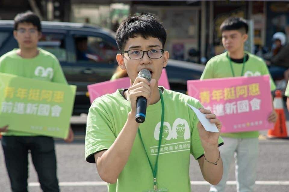 太陽花運動出身的林煒軒遭惡煞追打，逼他下跪高喊「我對不起王美惠」。 圖：林煒軒/提供