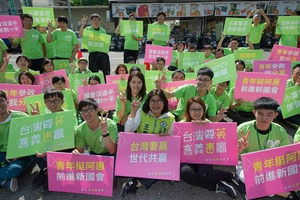 林煒軒（二排右一）曾擔任「女戰神」立委王美惠的助理。 圖：林煒軒/提供