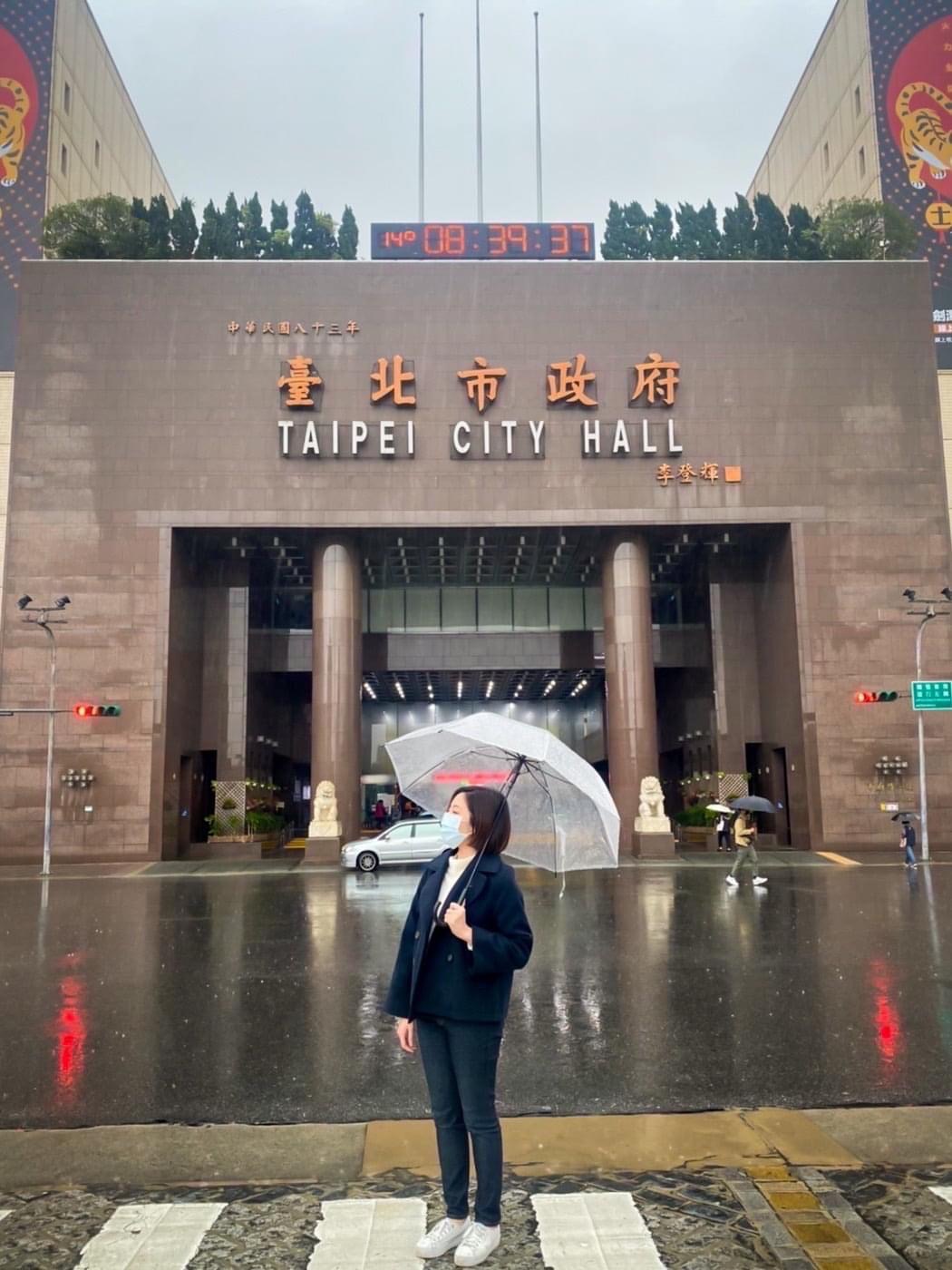 台北市政府人氣幕僚「學姐」黃瀞瑩宣布正式離職，爭取士林北投議員。 圖：翻攝黃瀞瑩臉書