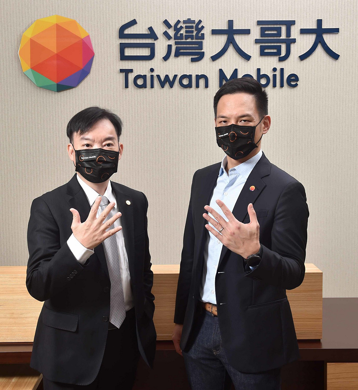 林之晨總經理(右)表示，在蔡祈岩副總暨資訊長(左)的共同帶領下，台灣大將進一步加速轉型區域級科技電信公司的腳步 圖：台灣大哥大/提供