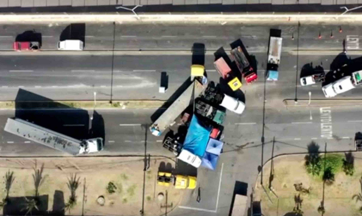 智利卡車司機們在公路上打橫停車，封鎖道路。 圖 : 截圖自騰訊網