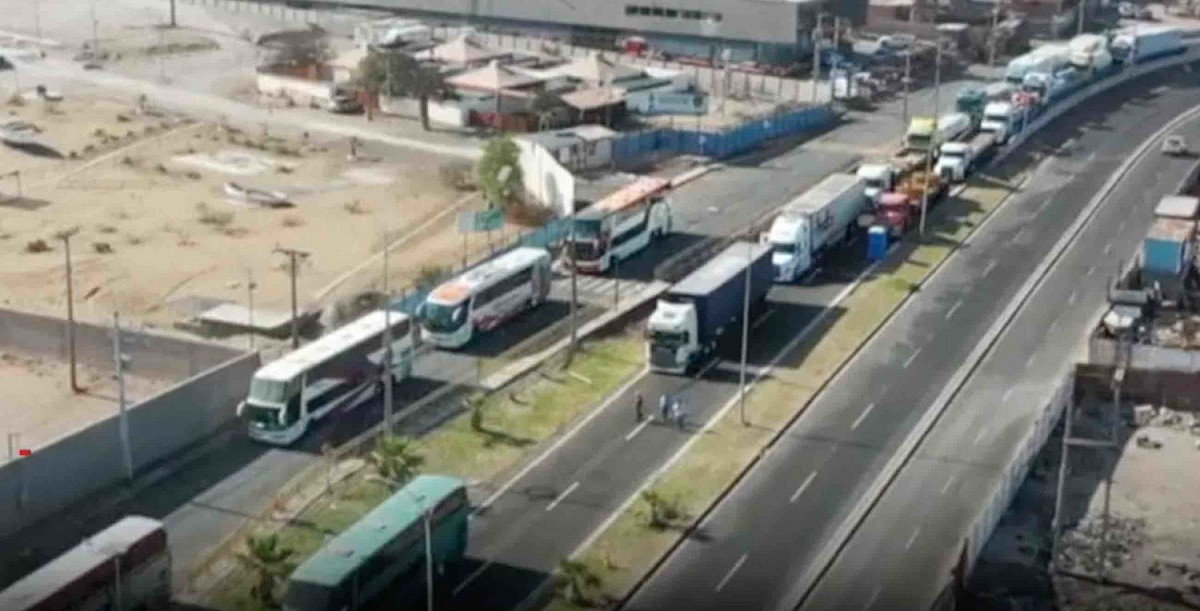 智利抗議的卡車綿延不絕，堵住道路通行。 圖 : 截圖自騰訊網