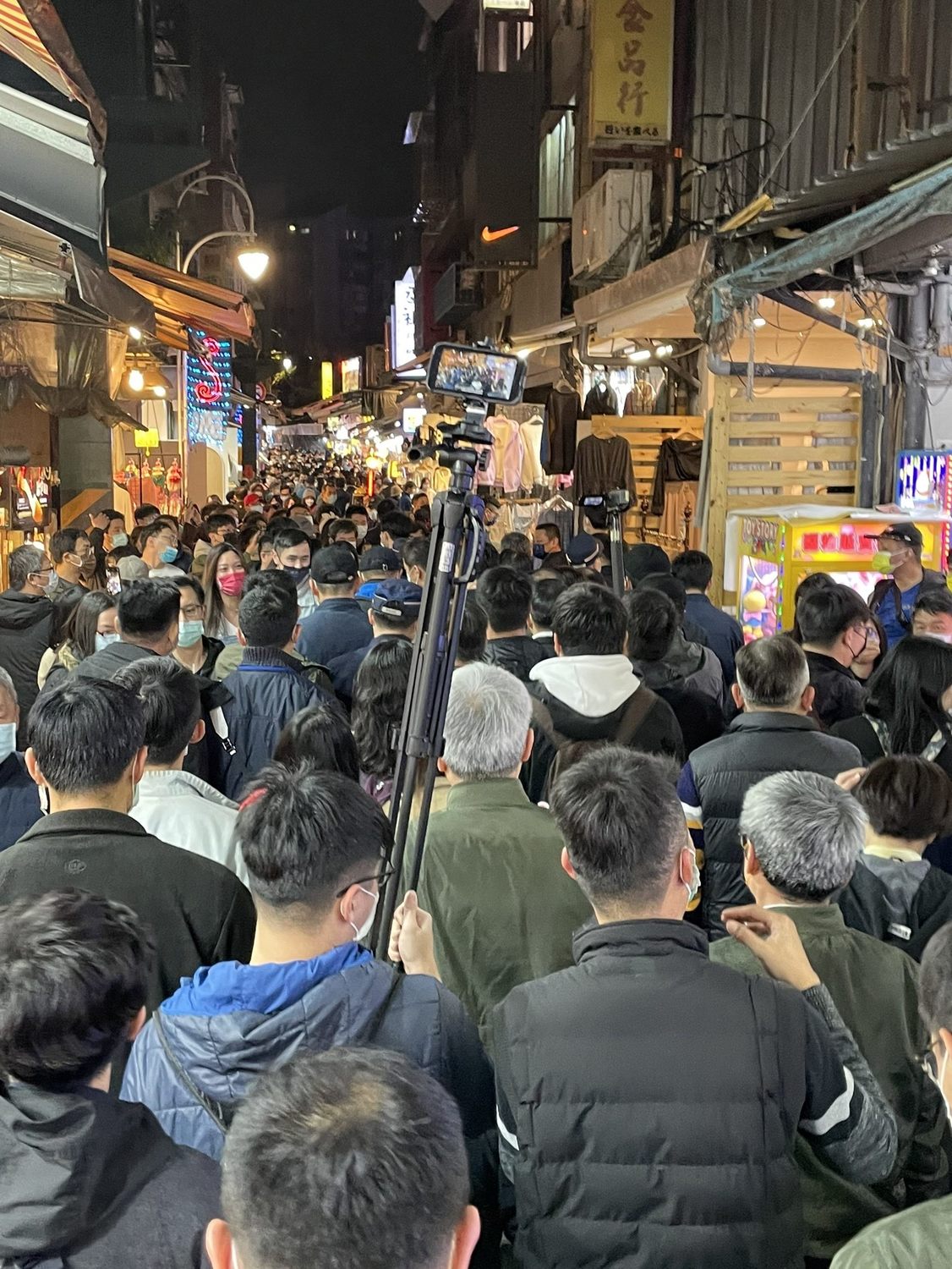 今年台北燈節移師士林舉辦，士林夜市人潮爆滿。 圖：翻攝自台北市政府法務局官網。