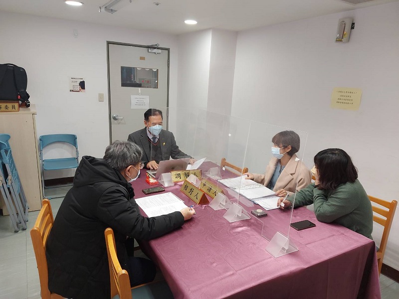 陳進城(中)協助調解示意圖。 圖：新北市勞工局提供