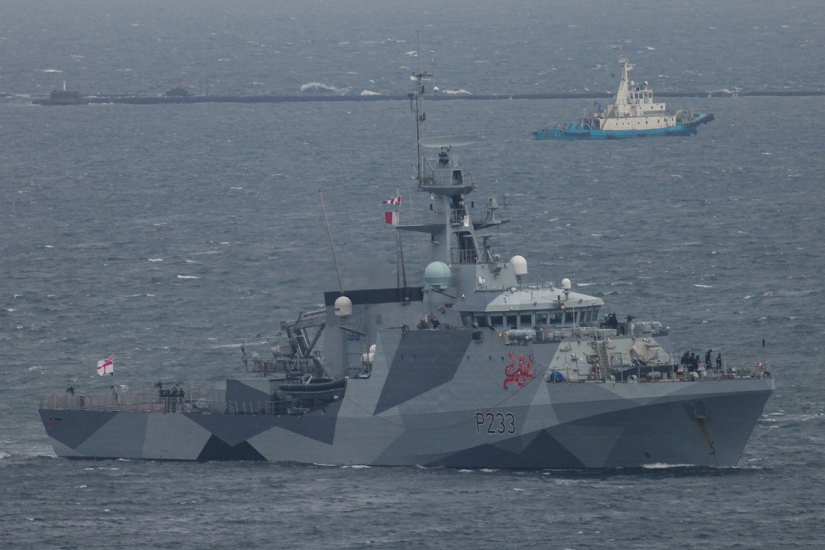 英國皇家海軍「河流級」近海巡邏艦「添馬河號(HMS Tamar P-233)」14日被曝光駛入日本横須賀港。 圖：翻攝少年@us1syonen推特