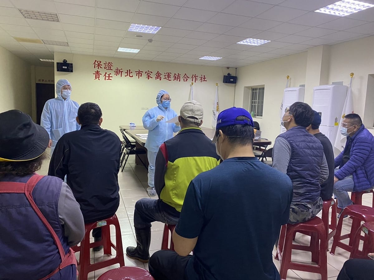新北市動保處夜間督導新北禽防疫作為。 圖：新北市動保處提供