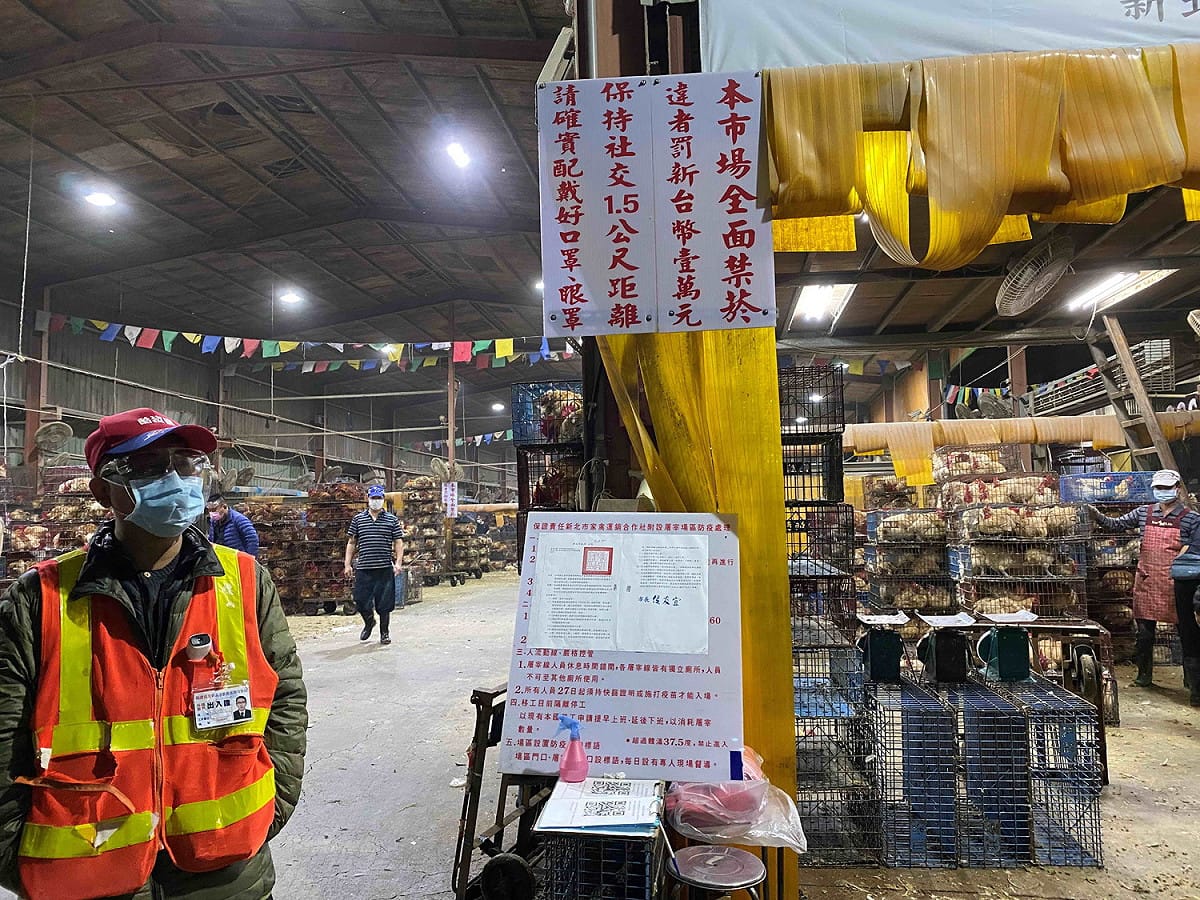新北禽屠宰場出入口做好門禁管制，張貼防疫標語。 圖：新北市動保處提供