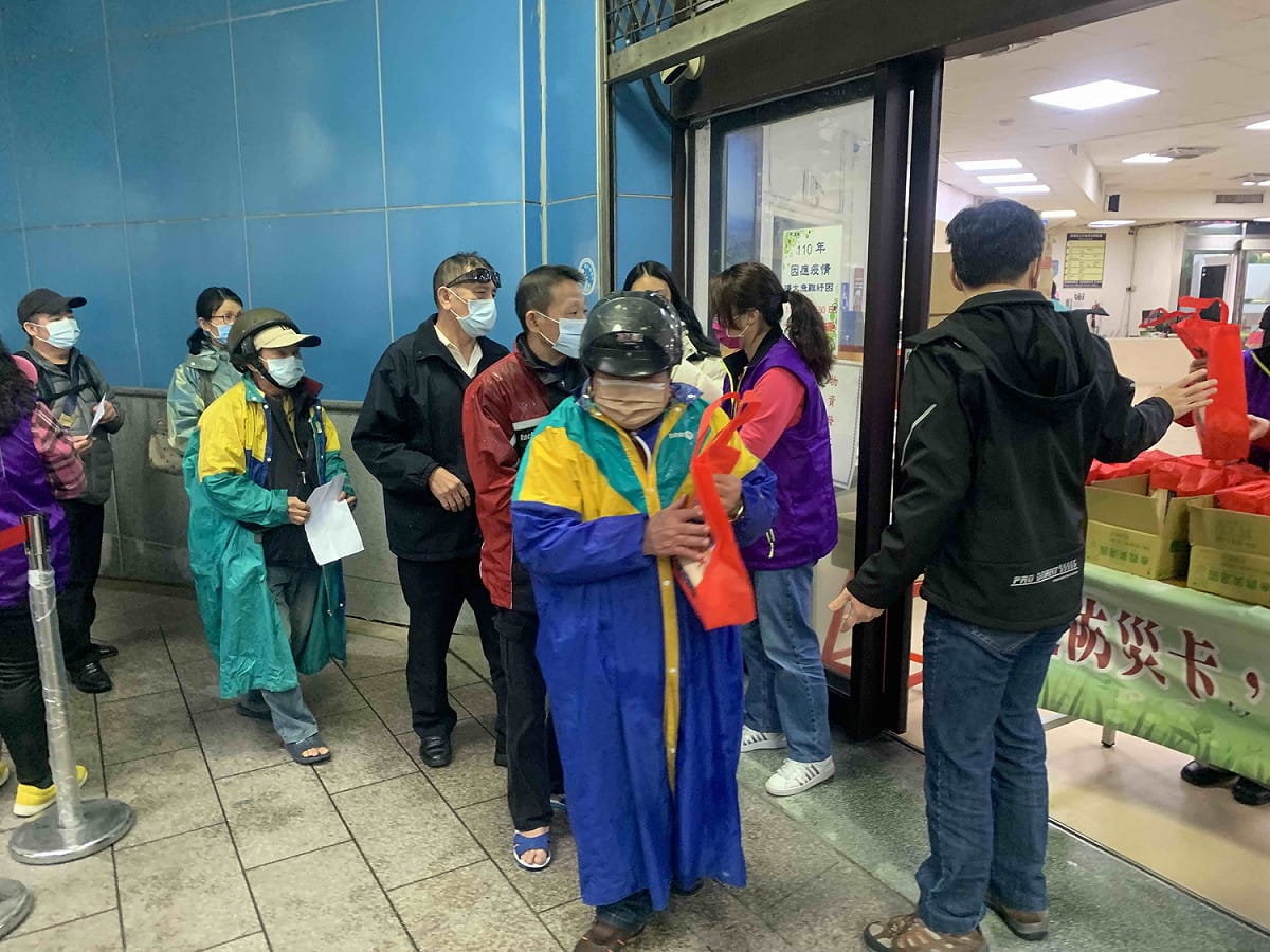 民眾到板橋區公所排隊領取愛心元宵。 圖：板橋區公所提供