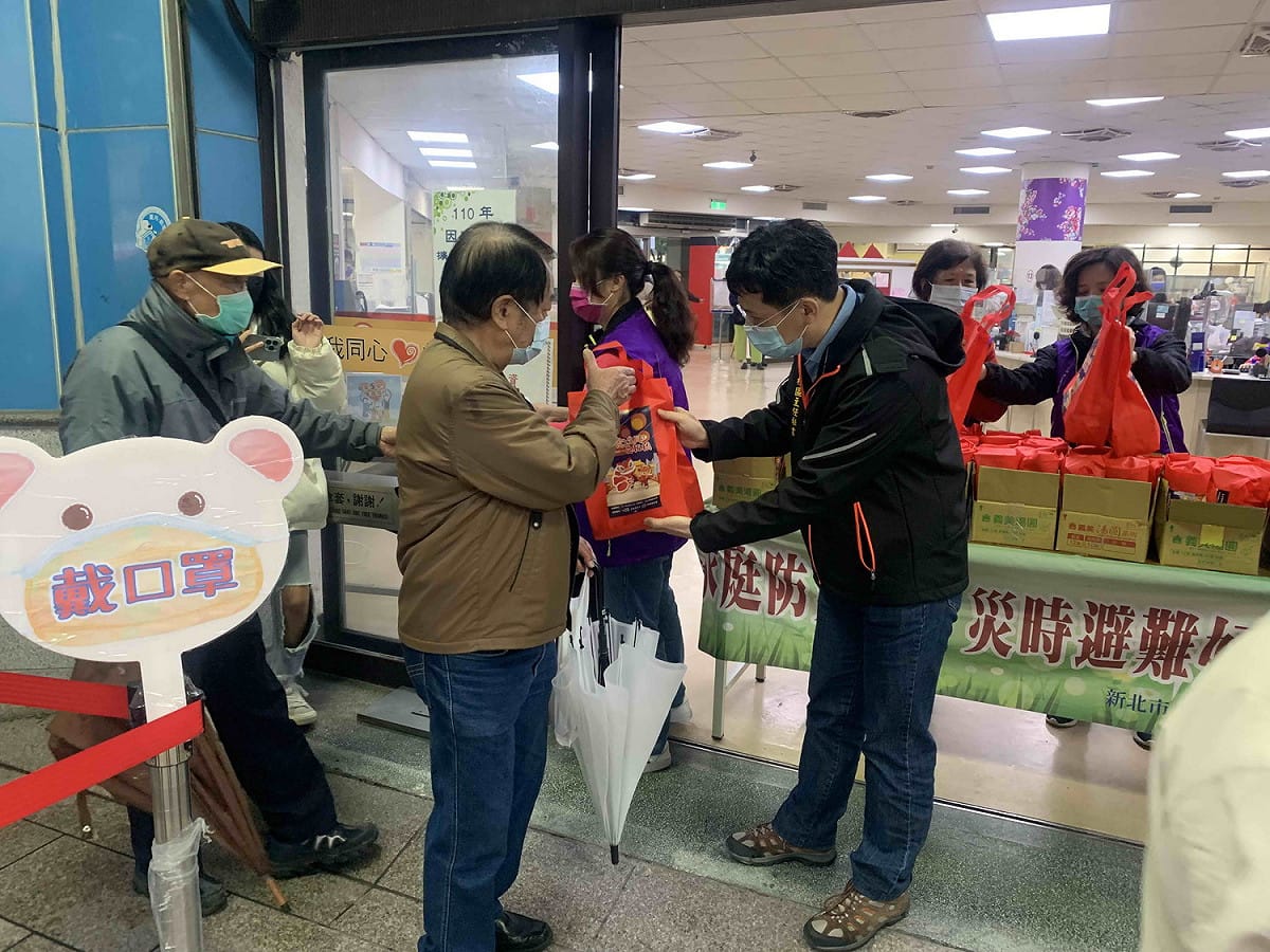 板橋區公所主秘林今權（右）代表贈送愛心元宵給民眾。 圖：板橋區公所提供