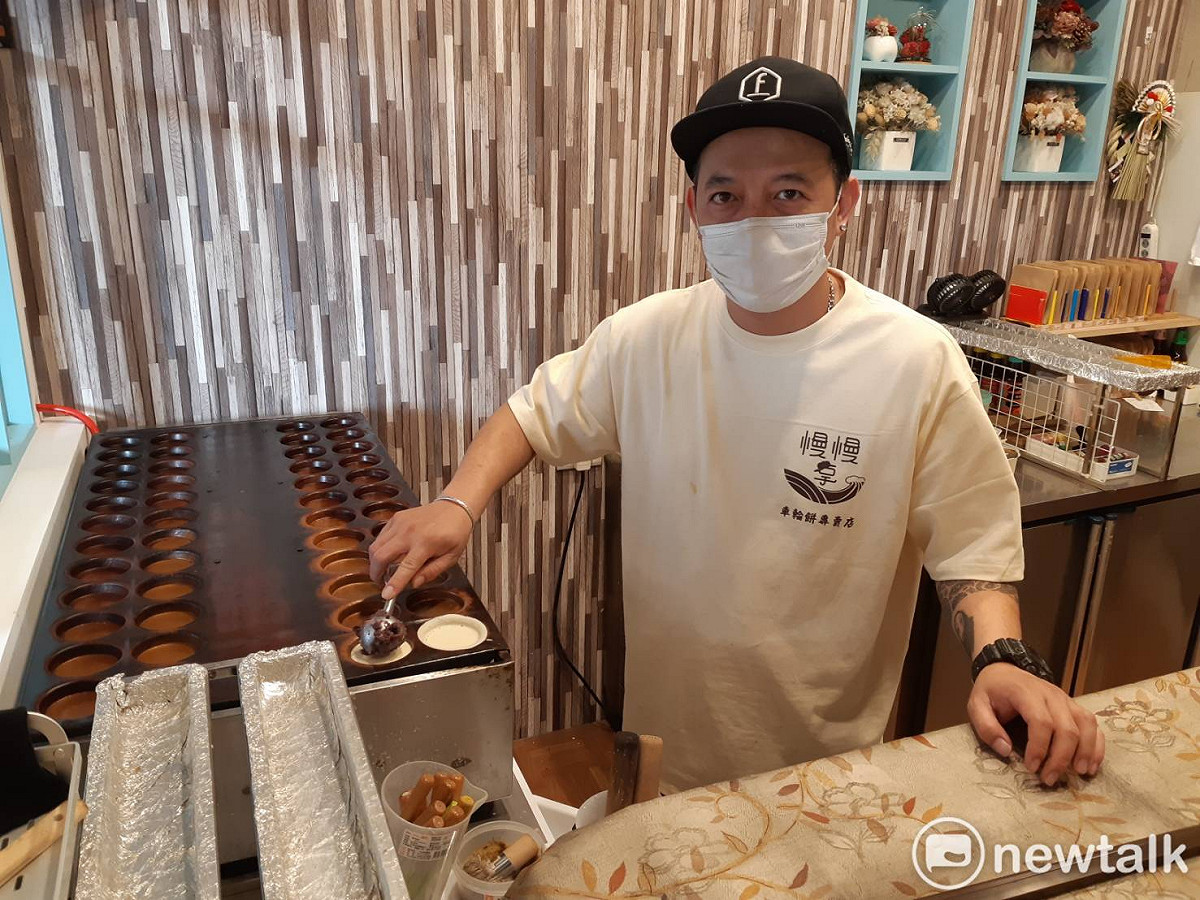 邱偉誌為了回饋社會，元宵節專賣店開幕，將送出500份愛心車輪餅。 圖：蔡坤龍/攝