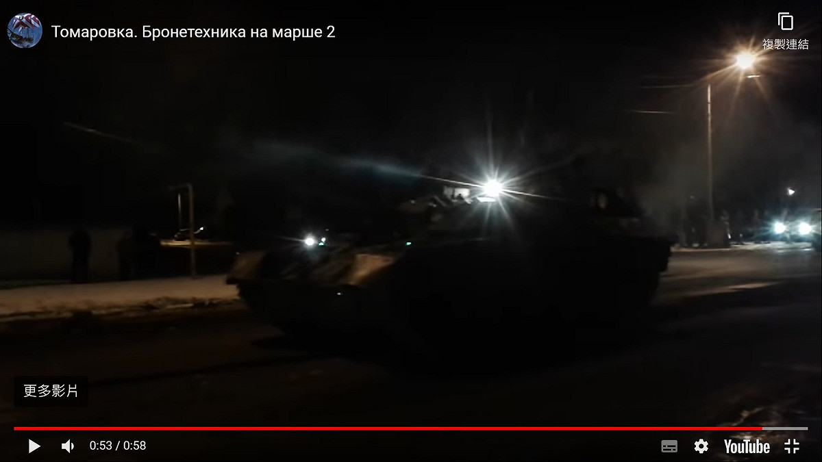 俄羅斯軍隊也於夜間在別爾哥羅德移動，圖為坦克正在從火車上卸下的畫面。 圖：擷取自 путник пытливый的yt頻道