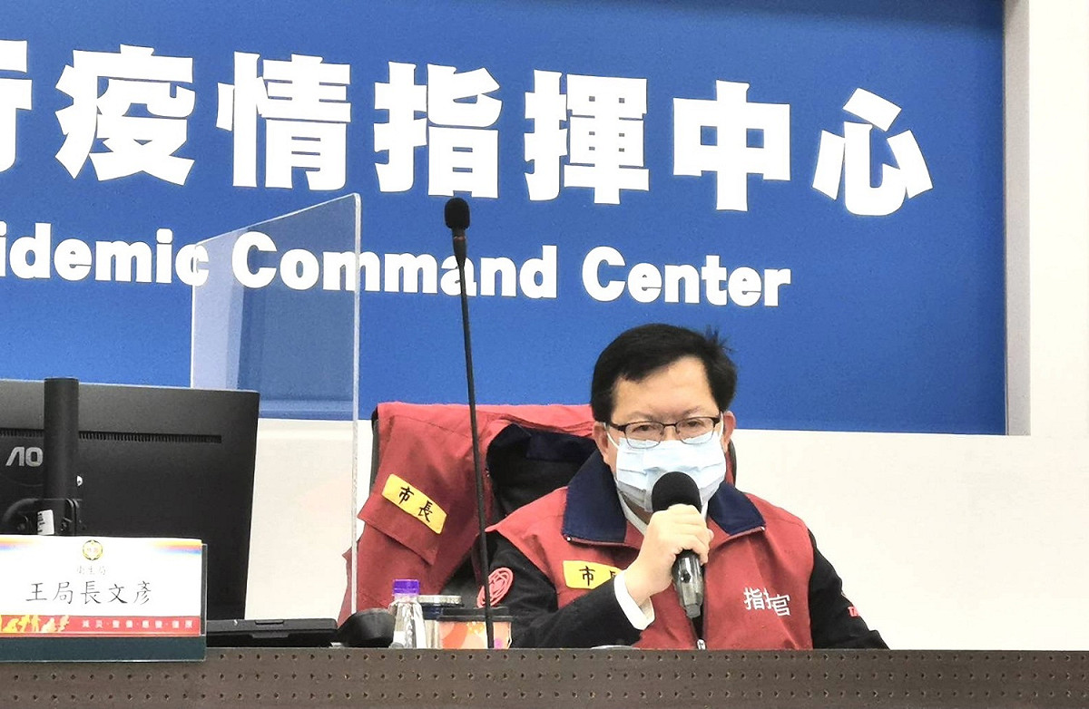 鄭文燦說明桃園日翊物流及亞旭電腦復工進度。 圖：桃園市政府/提供