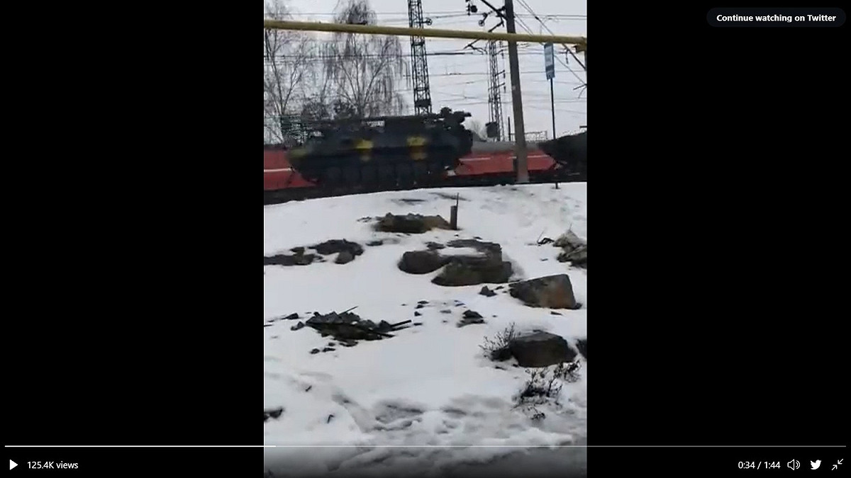 在別爾哥羅德郊區的火車上發現，大量坦克、 BMP 步兵戰車和火砲 圖：擷取自@GirkinGirkin的Twitter