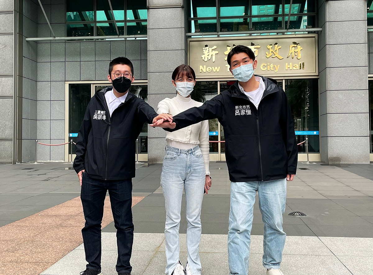 前新北市政府副發言人戴湘儀、呂家愷及前市長室秘書吳訓孝共同宣布投入2022年新北市議員選舉。 圖：呂家愷競選辦公室／提供