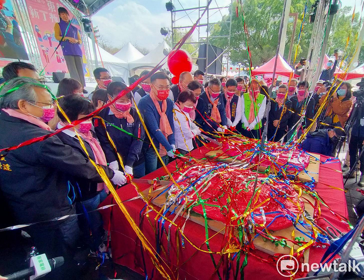 盧秀燕帶領市府團隊與現場來賓一同切開120斤超大新丁粄。 唐復年/攝