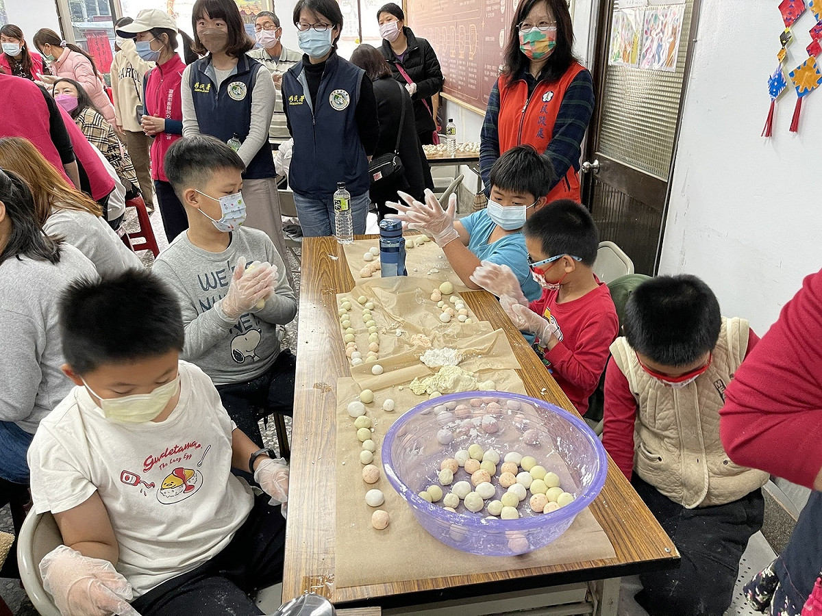 嘉義移民署元宵節舉辦搓湯圓活動，紓解新住民思鄉之情。 圖：嘉義移民署提供