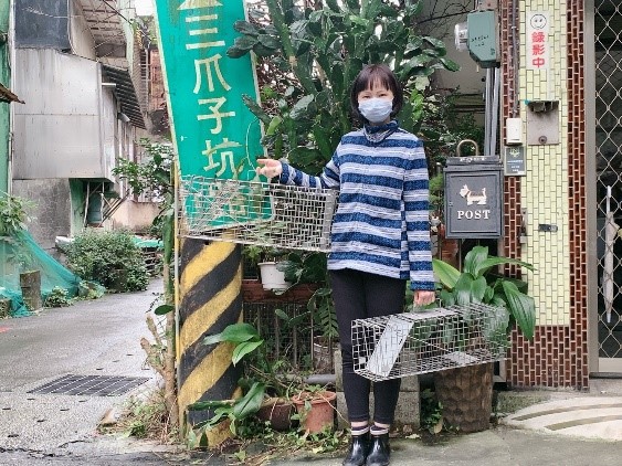 程遠萍捐贈已派不上用場的誘貓籠供瑞芳動物之家使用。 圖：新北市動保處提供
