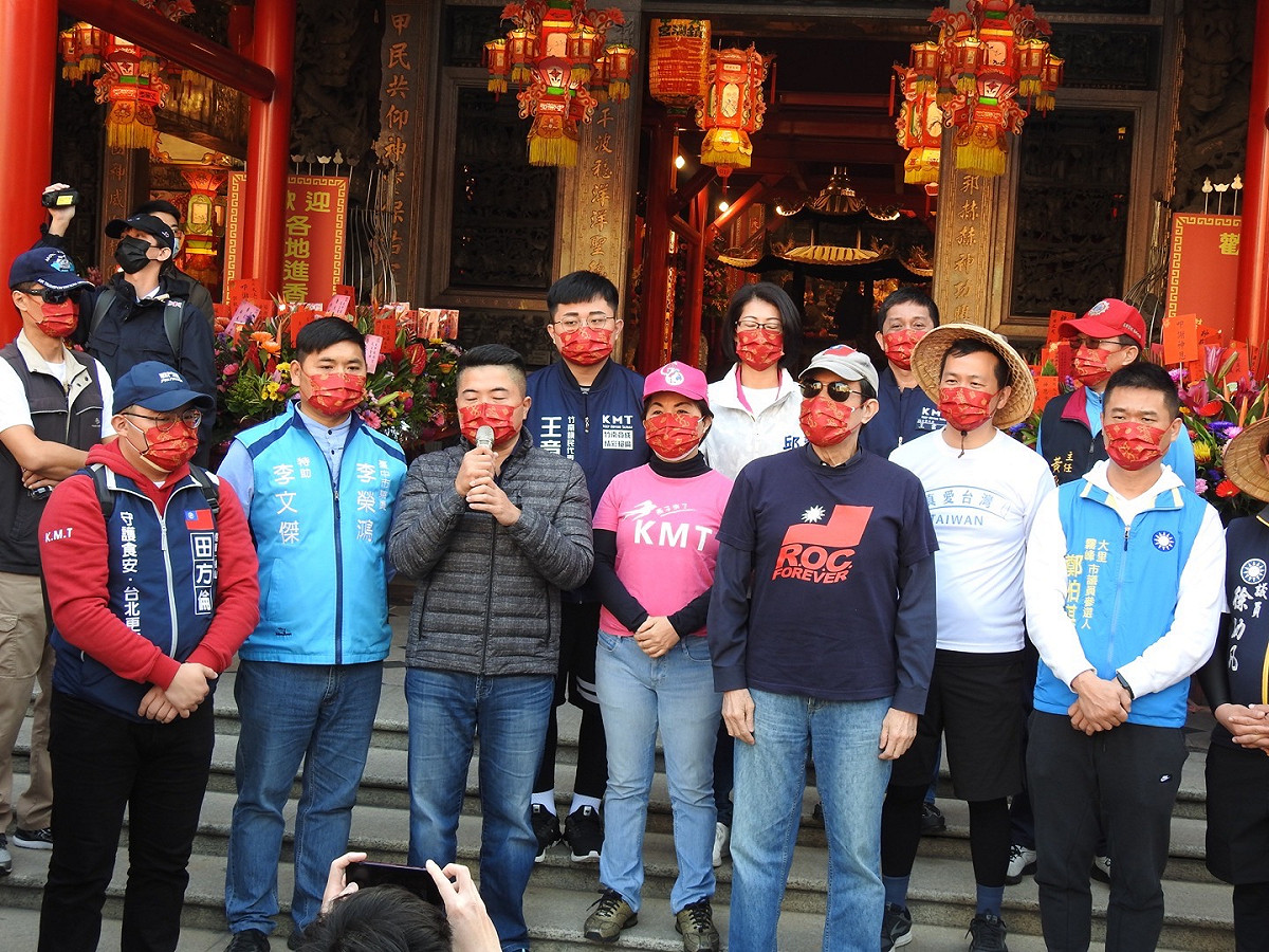 顏寬恒參與台北市議員羅智強400公里徒步苦行之旅，發表致詞，前總統馬英九與立委楊瓊瓔亦出席現場。 圖：顏寬恒服務處提供
