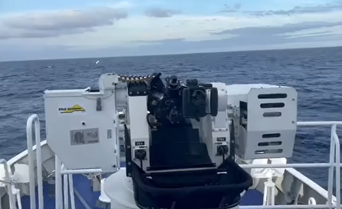 菲律賓軍艦安裝 RCWS軍事系統進行海上演練。 圖：擷取自MaxDefense Philippines 臉書
