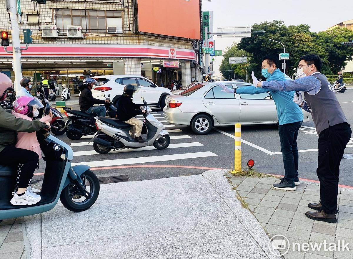立委林俊憲陪同子弟兵周嘉韋拜票，呼籲鄉親在即將到來的民進黨市議員初選中，支持年輕、專業的周嘉韋律師。 圖：黃博郎／攝