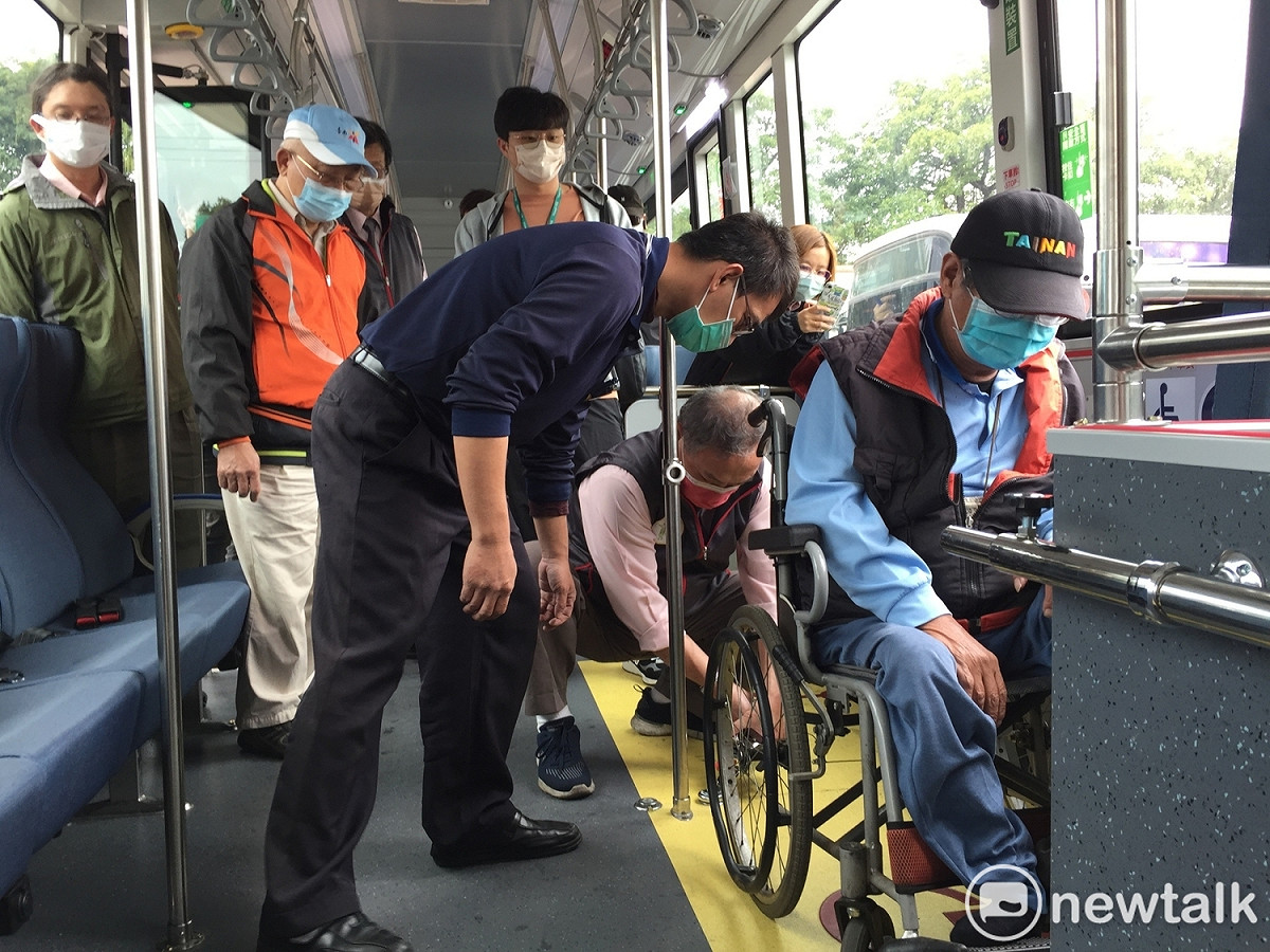 大台南公車5路市區公車路線於今年1月全線汰換為電動低地板公車，提升友善服務環境。台南市政府交通局、府城客運、車廠和身障團體代表共同會勘檢視車內無障礙設備。 圖：台南市政府提供