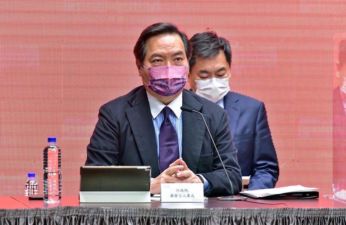 行政院發言人羅秉成在行政院會後記者會轉述閣揆蘇貞昌在會中的裁示。 圖：行政院提供