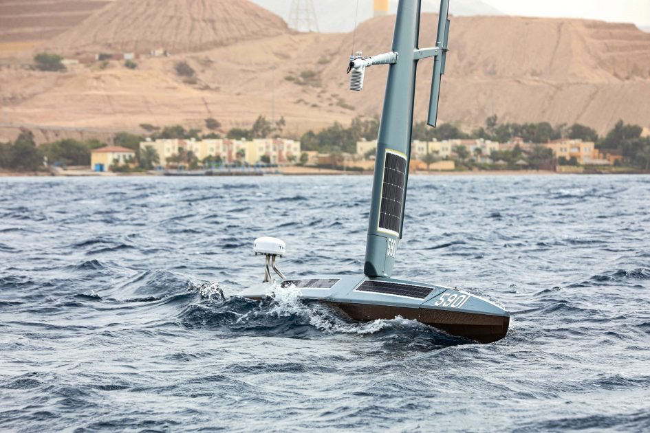 美國海軍測試中的Saildrone Explorer風力、太陽能無人船。 圖：翻攝US Army