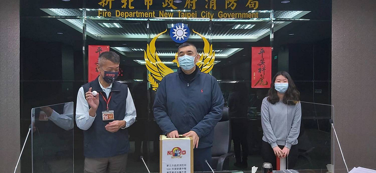 新北市消防局今(17)日上午於局本部10樓1001會議室辦理110年度公職人員財產申報實質審查抽籤作業。 圖：新北市消防局提供