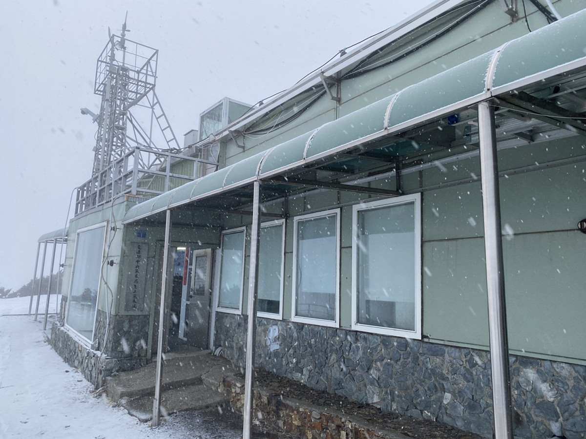 玉山降雪，下午5點後雪勢變大。 圖：氣象局提供