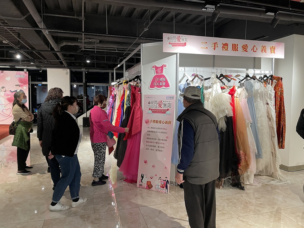 新北愛幸福市集也推出了二手禮服義賣，義賣所得將全額捐贈至新北市好日子愛心大平台。 圖：新北市經發局提供