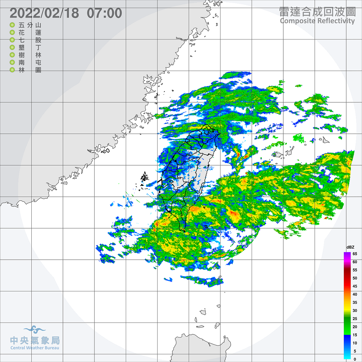 東北風與華南雲雨區東移，滯留鋒面從台灣北部海面向西南西延伸，今天中部以北、東半部地區都將有不小的雨勢。 圖：中央氣象局/提供